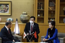 La cónsul general de Vietnam en Fukuoka, Vu Chi Mai, se reúne con el gobernador de la prefectura japonesa de Oita, Hirose Katsusada. (Fotografía: baoquocte.vn)