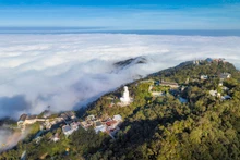 Nubes blancas cubren la cima de Ba Na, extendiéndose hasta el horizonte.