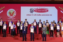 El presidente del Comité Popular de Ciudad Ho Chi Minh, Phan Van Mai, entrega el certificado de Producto Vietnamita de Alta Calidad a las empresas.