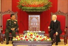 El secretario general del Partido Comunista de Vietnam, Nguyen Phu Trong y el vicepremier y ministro de Defensa de Laos, Chansamon Chanlyath. (Fotografía: VNA)