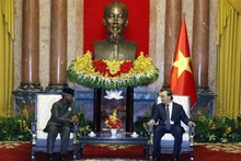 El presidente de Vietnam, Nguyen Xuan Phuc, recibe al vicepresidente de Nigeria, Yemi Osinbajo. (Fotografía: VNA)
