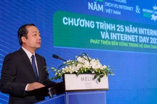 El viceministro de Información y Comunicación Pham Duc Long habla en el evento. (Fotografía: hanoimoi.com.vn)
