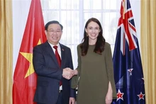 El presidente de la Asamblea Nacional de Vietnam, Vuong Dinh Hue, y la primera ministra de Nueva Zelanda, Jacinda Ardern. (Fotografía: VNA)
