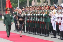 El general Phan Van Giang, miembro del Buró Político y ministro de Defensa de Vietnam, recibe a su homóloga checa, Jana Cernochova. (Fotografía:VNA)