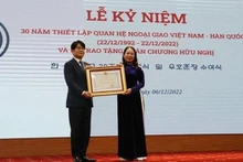La vicepresidenta vietnamita, Vo Thi Anh Xuan, entrega la Medalla de Amistad a Lee Byeong Kuk, director general de la Compañía de Samsung Electronics Vietnam-Thai Nguyen. (Fotografía: VNA)