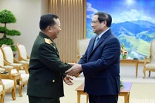 El primer ministro de Vietnam, Pham Minh Chinh, y el general Chansamone Chanyalath, vicepremier y ministro de Defensa de Laos.
