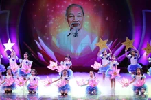 Programa artístico especial por el 135 aniversario del natalicio del Presidente Ho Chi Minh