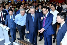 [Foto] Líder partidista vietnamita visita exposición de logros en el desarrollo de economía privada