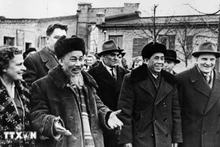 El Presidente Ho Chi Minh visita la fábrica de Uralmash (ciudad de Sverdlovsk) durante su visita de amistad a la Unión Soviética, en julio de 1955. (Foto: VNA)