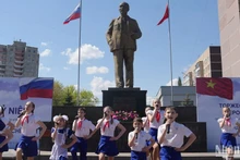 En el acto por el 135º aniversario del natalicio del Presidente Ho Chi Minh en Uliánovsk.