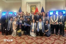 Funcionarios de la Embajada de Vietnam en Estados Unidos con graduados de maestría con especialización en estudios del Sudeste Asiático. (Foto: VNA)