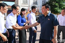El titular del Legislativo, Vuong Dinh Hue, con votantes en el distrito de Vinh Bao. 