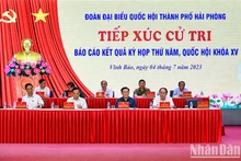 El presidente de la Asamblea Nacional de Vietnam, Vuong Dinh Hue, y la delegación de diputados de la ciudad de Hai Phong (Fotografía: VNA)
