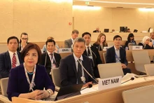 El asistente del ministro de Relaciones Exteriores de Vietnam, Nguyen Minh Vu, y representantes vietnamitas en el evento (Fotografía: baoquocte.vn)