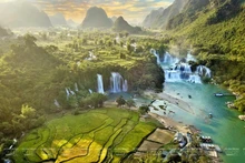 La cascada de Ban Gioc se ubica unos 20 kilómetros del centro del distrito de Trung Khanh, en la provincia norteña de Cao Bang.
