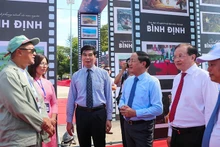 El viceministro de Cultura, Deportes y Turismo Ta Quang Dong conversa con los delegados.