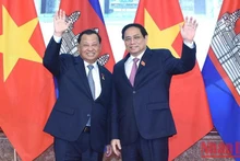 El primer ministro de Vietnam, Pham Minh Chinh y el presidente del Senado de Camboya, Samdech Say Chhum.