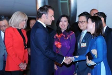La tarde del 25 de mayo, el presidente de Francia, Emmanuel Macron, y su esposa llegan a Hanói, iniciando una visita de Estado a Vietnam. (Foto: VNA)