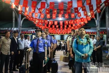 Los primeros pasajeros del reanudado servicio ferroviario transfronterizo China-Vietnam tras cinco años