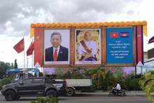 Foto del secretario general del Partido Comunista de Vietnam, To Lam, y el rey camboyano, Preah Bat Samdech Preah Boromneath Norodom Sihamoni, en una calle de Phnom Penh. (Foto: Nhan Dan)