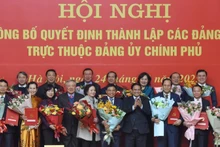 El primer ministro Pham Minh Chinh entrega decisiones a los Comités del Partido dependientes a la instancia partidista del Gobierno. (Foto: Nhan Dan)