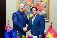 El premier vietnamita, Pham Minh Chinh (derecha) recibe al ex embajador de Nueva Zelanda en Hanói, James Kember (Foto: VNA)