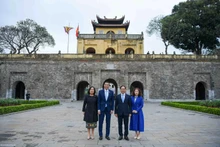 El vicepremier y canciller de Vietnam, Bui Thanh Son, el ministro de Relaciones Exteriores de Tailandia, Maris Sangiampongsa, y sus esposas visitan la Ciudadela Imperial de Thang Long, en Hanói. (Foto: baoquocte.vn)