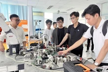 Los estudiantes practican investigaciones en el Centro de Formación del Parque de Alta Tecnología de Ciudad Ho Chi Minh (Foto: VNA)