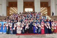 El primer ministro de Vietnam, Pham Minh Chinh, se reúne con mujeres dirigentes de agencias administrativas centrales y entrega los premios Kovalevskaia con motivo del Día Internacional de la Mujer, el 8 de marzo de 2024. (Foto: Nhan Dan)