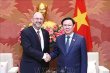 El presidente de la Asamblea Nacional de Vietnam, Vuong Dinh Hue y el embajador de Suiza en Hanói, Thomas Gass. (Fotografía: VNA)