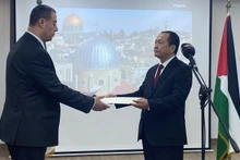 En nombre del presidente Mahmoud Abbas, el embajador palestino en El Cairo, Diab Allouh, recibe las cartas credenciales del diplomático vietnamita, Nguyen Huy Dung. (Fotografía: VNA)