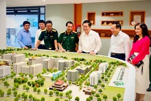 El secretario del Comité Central del Partido Comunista de Vietnam y jefe de su Comisión de Propaganda y Educación, Nguyen Trong Nghia, en el Hospital Militar Médico 175 (Fotografía: VNA)