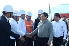 [Foto] Premier vietnamita inspecciona la expansión de la planta hidroeléctrica de Hoa Binh