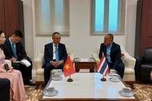 El embajador vietnamtia en Tailandia, Phan Chi Thanh, y se reunió con Narong Wun Siew, gobernador de la provincia tailandesa de Phuket (Fotografía: Embajada de Vietnam en Tailandia)