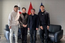 El embajador de Vietnam en Corea del Sur, Nguyen Vu Tung, y los jugadores jóvenes (Fotografía: baoquocte.vn)