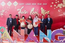 Acto de bienvenida a visitantes internacionales en Da Nang (Fotografía: VNA)