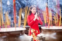 Los vietnamitas suelen acudir a las pagodas en los primeros días del Año Nuevo Lunar (Fotografía: VNA)