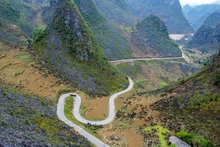 Carretera Nacional 4C - "Camino de la Felicidad", sección que pasa por el distrito de Meo Vac. 