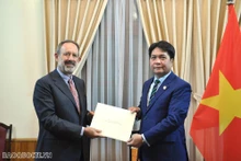 El jefe del Departamento de Protocolo del Ministerio de Relaciones Exteriores de Vietnam, Nguyen Viet Dung, y el nuevo embajador italiano, Marco della Seta. (Fotografía: baoquocte.vn)