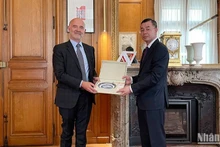El auditor general estatal de Vietnam, Ngo Van Tuan, y el primer presidente del Tribunal de Cuentas francés, Pierre Moscovici.