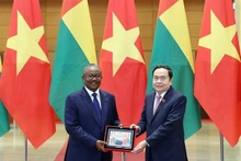El presidente de la Asamblea Nacional de Vietnam, Tran Thanh Man, y el presidente de Guinea-Bissau, Umaro Sissoco Embaló. (Foto:VNA)
