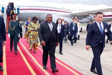 El presidente de Mozambique, Filipe Jacinto Nyusi, y su esposa llegaron a Hanoi. (Foto:VNA)
