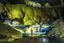 Turistas exploran la cueva de Va en el Parque Nacional de Phong Nha-Ke Bang.