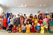 Niños franceses participan en un taller sobre cultura vietnamita del proyecto Toucher Arts. (Foto: Comité Organizador)