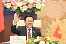 El titular de la Asamblea Nacional vietnamita, Vuong Dinh Hue, sostiene una llamada telefónica con el presidente del Senado camboyano, Samdech Techo Hun Sen.