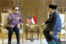 El primer ministro de Malasia, Anwar Ibrahim (izquierda), se reúne con el presidente electo de Indonesia, Prabowo Subianto, el 4 de abril. (Foto: Bernama)