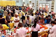 La delegación de trabajo realiza exámenes médicos a los pobladores en Laos (Fuente: VNA)