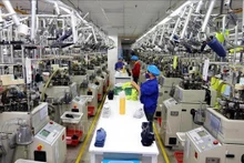 Línea de producción de calcetines en la empresa Jasan Vietnam Textile and Dyeing, con inversión de China, en el parque industrial VSIP (Hai Phong). (Foto: VNA)
