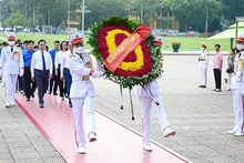 La corona de flores de la comitiva lleva la frase: “Eterna gratitud al gran Presidente Ho Chi Minh”.