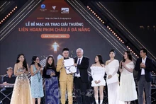 Entregan premio a la película “Cara a cara 7: Un deseo" del director Ly Hai. (Foto: VNA)